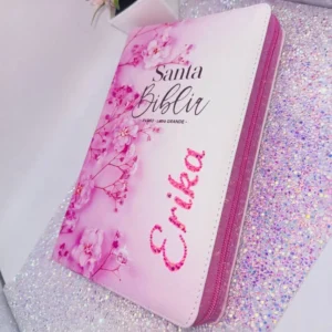 Biblia rosada floral personalizada Reina Valera 1960, letra grande, con piedrería, dije y pestañas de indexación.