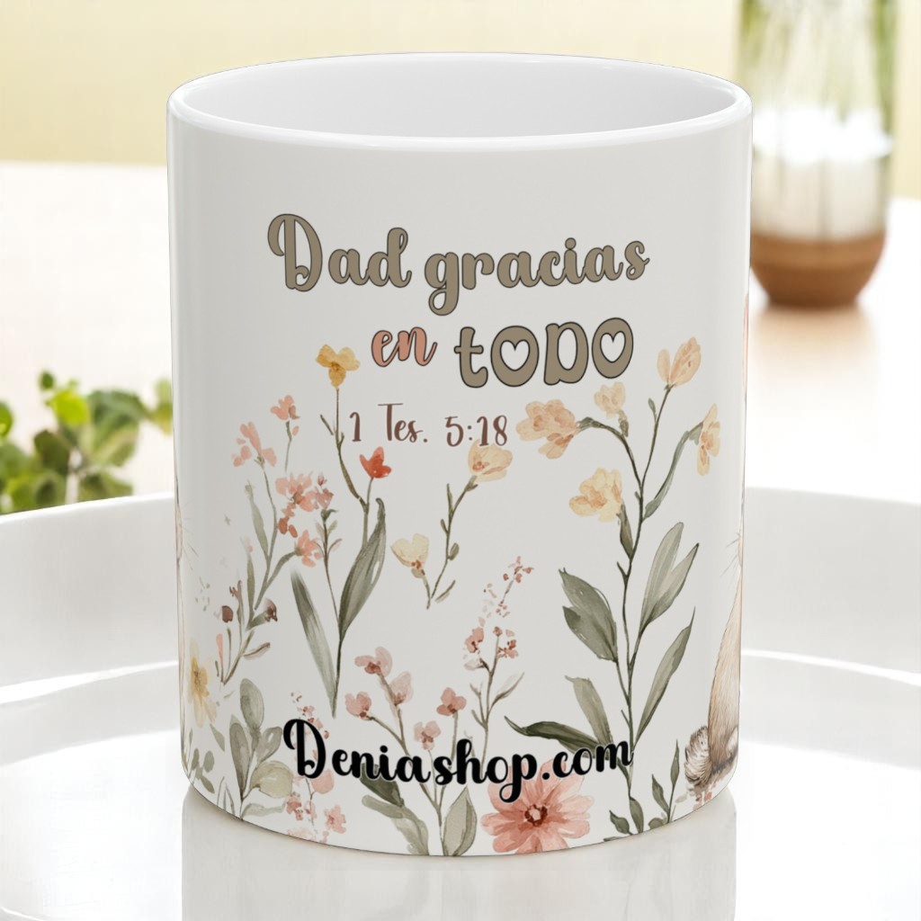 Taza decorativa con versículo bíblico 1 Tesalonicenses 5:18, flores y conejito deniashop.com