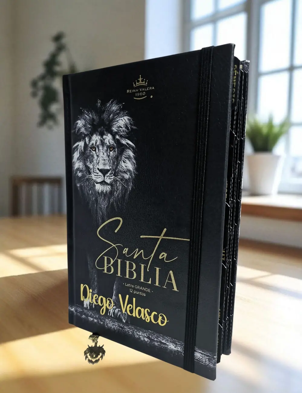 Biblia Personalizada de León - Letra Grande de 12 Puntos - Reina Valera 1960