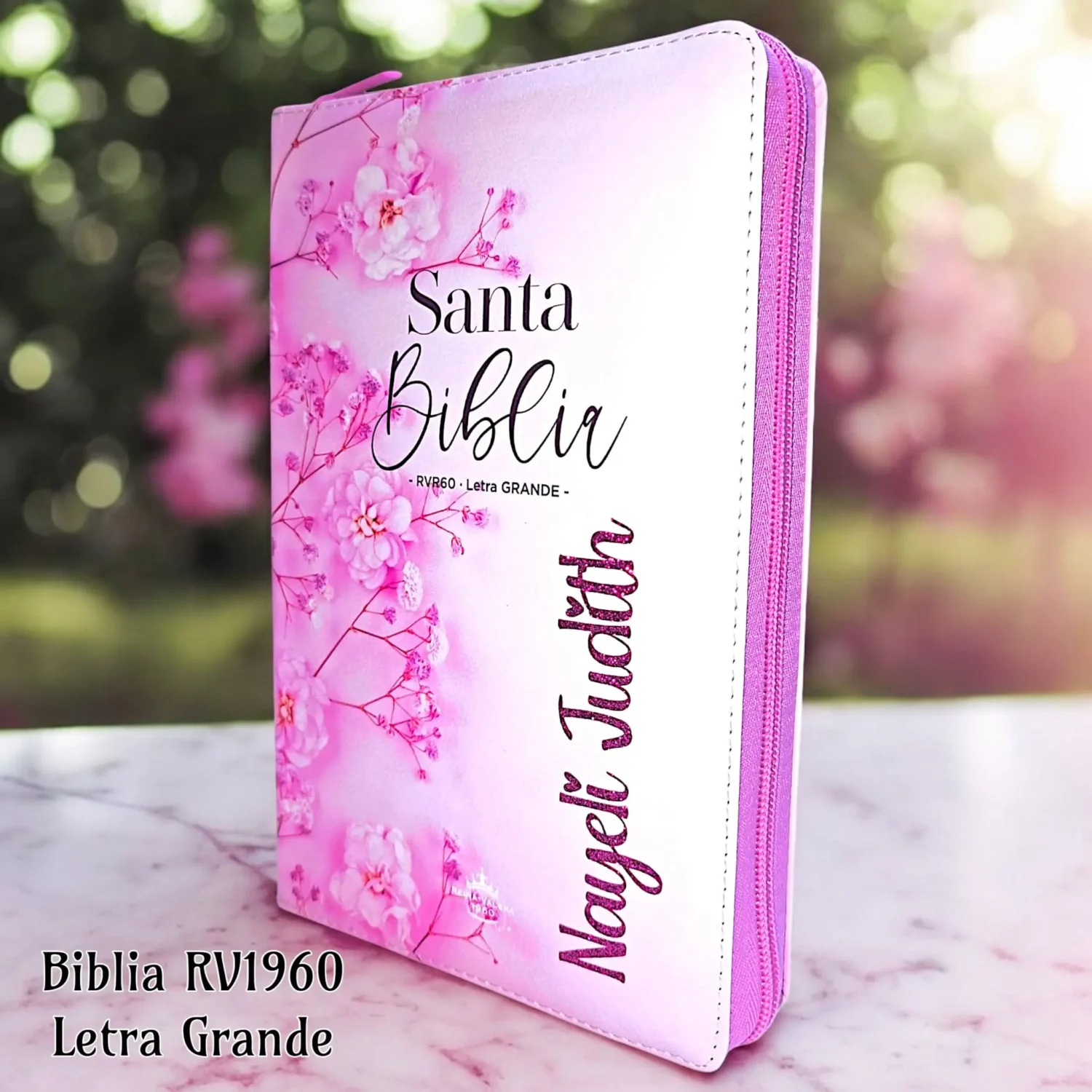 Biblia Personalizada con Nombre Rosada Floral - Letra Grande de 12 Puntos - Reina Valera 1960 - Tamaño Manual con Cierre - Español