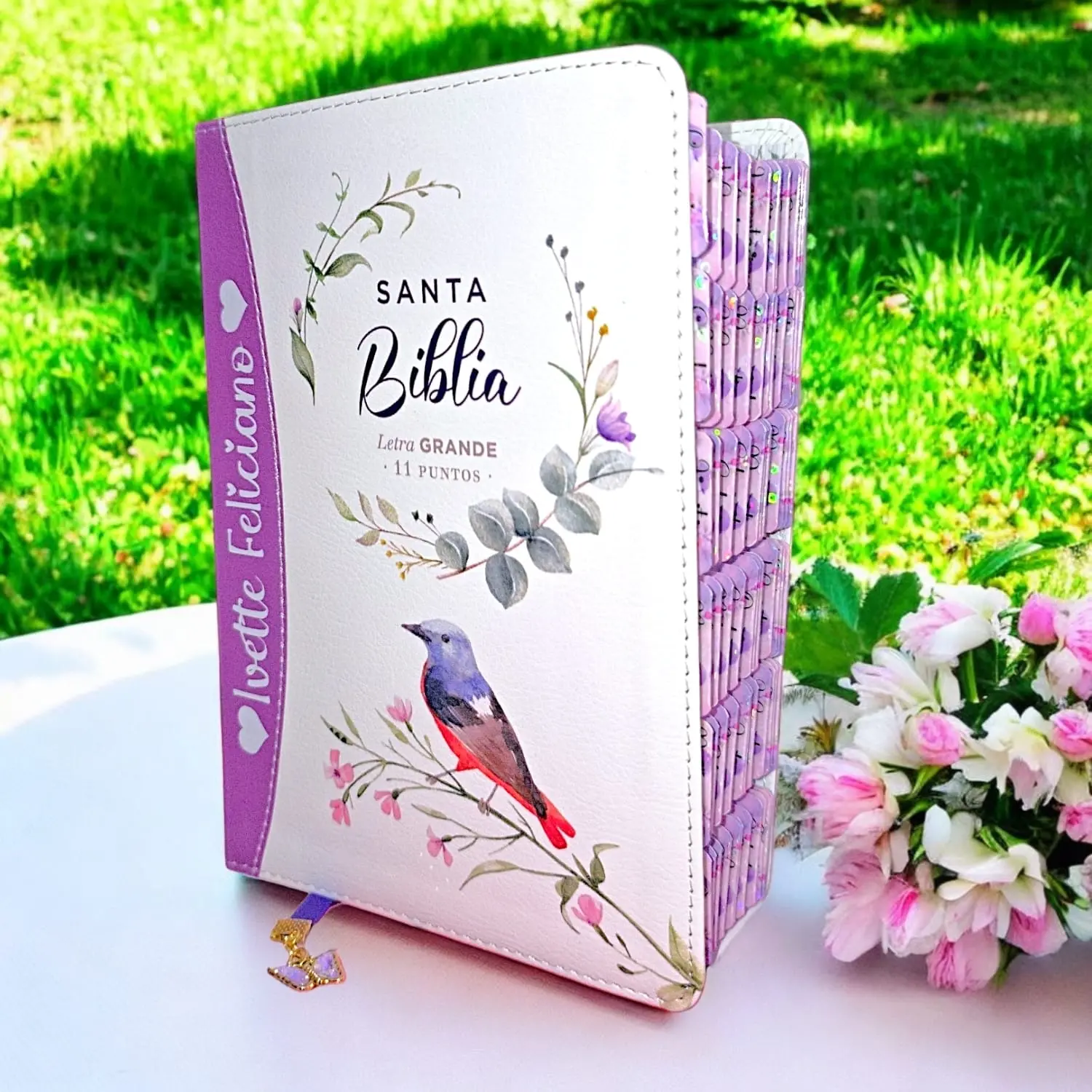 Biblia Personalizada Morada con  Pajarito - Letra Grande de 11 Puntos - Versión Reina Valera 1960 - Tamaño Compacta – Español