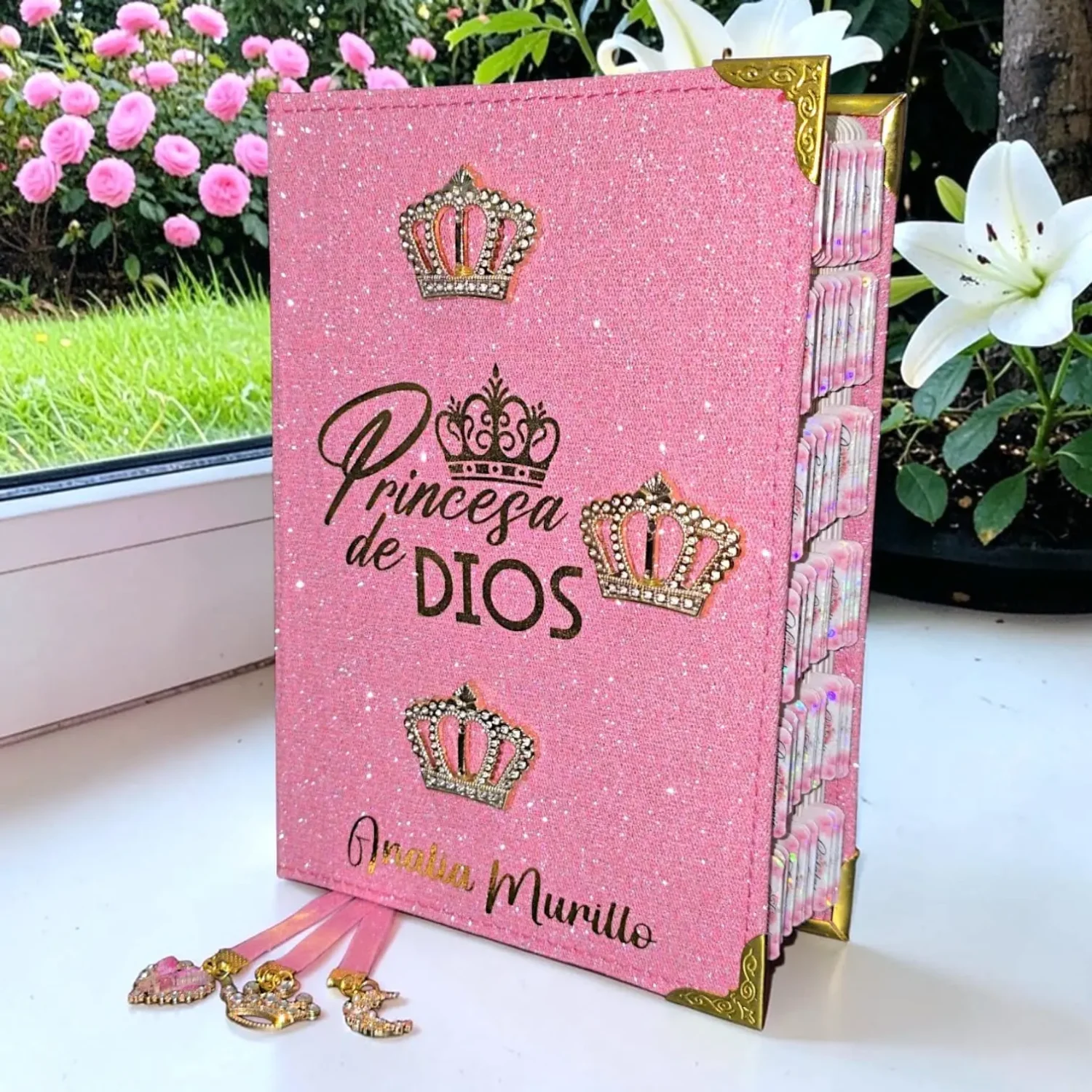 Biblia Personalizada Rosada Brillosa con Corona – Letra Gigante de 14 Puntos – Reina Valera 1960 – Tamaño Manual – Español