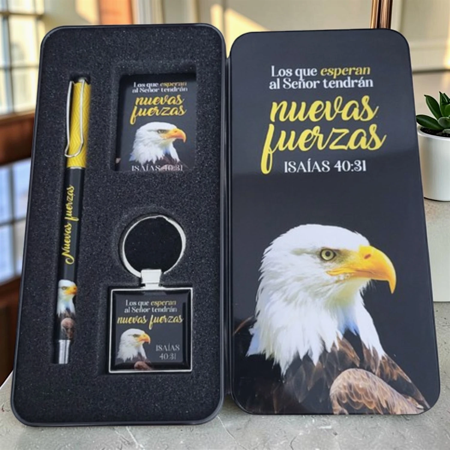 Caja Metálica con Diseño de Águila de Llavero, Bolígrafo, y Tarjeta: Nuevas fuerzas - Isaías 40:31