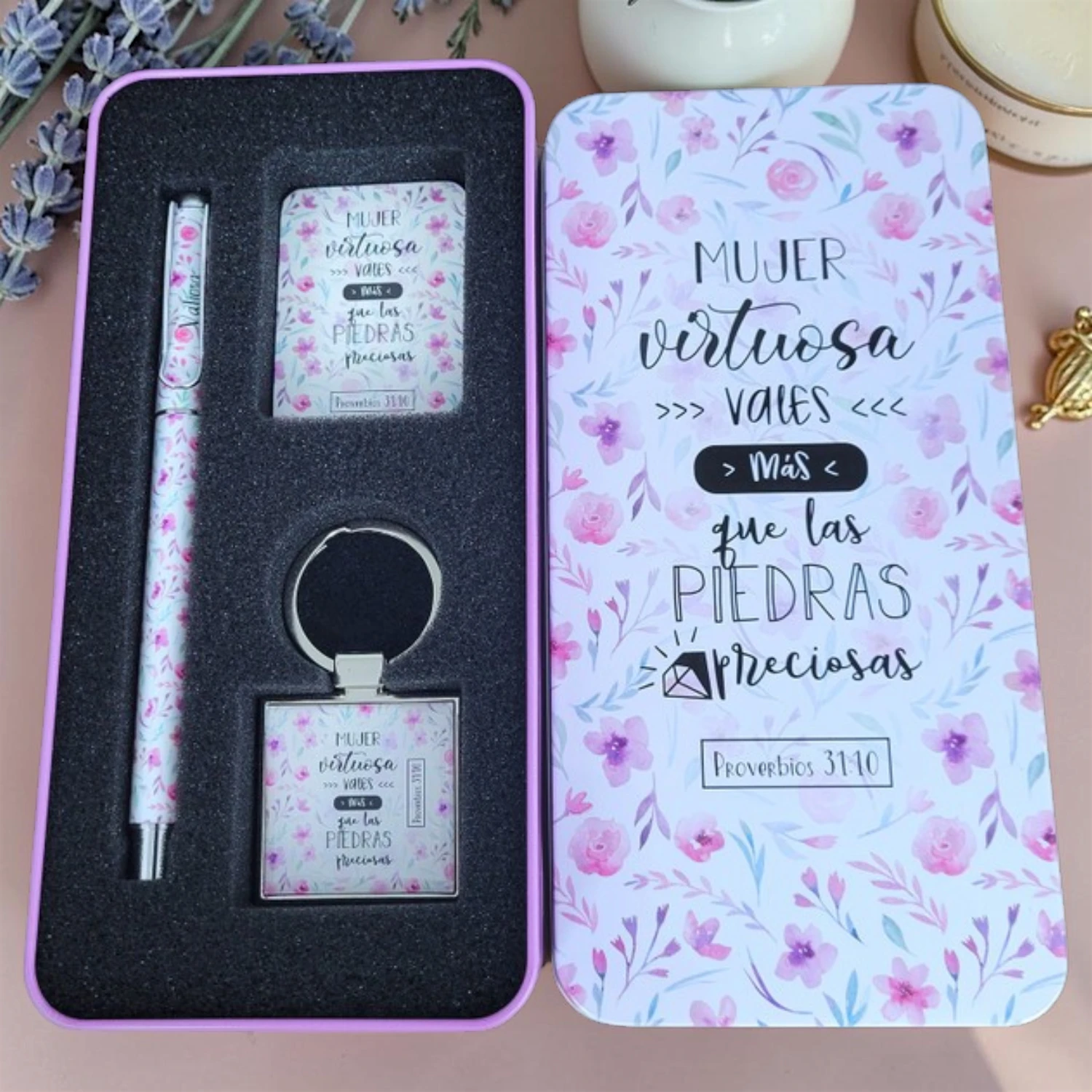 Caja Metálica con Llavero, Bolígrafo y Tarjeta – Mujer Virtuosa | Proverbios 31:10