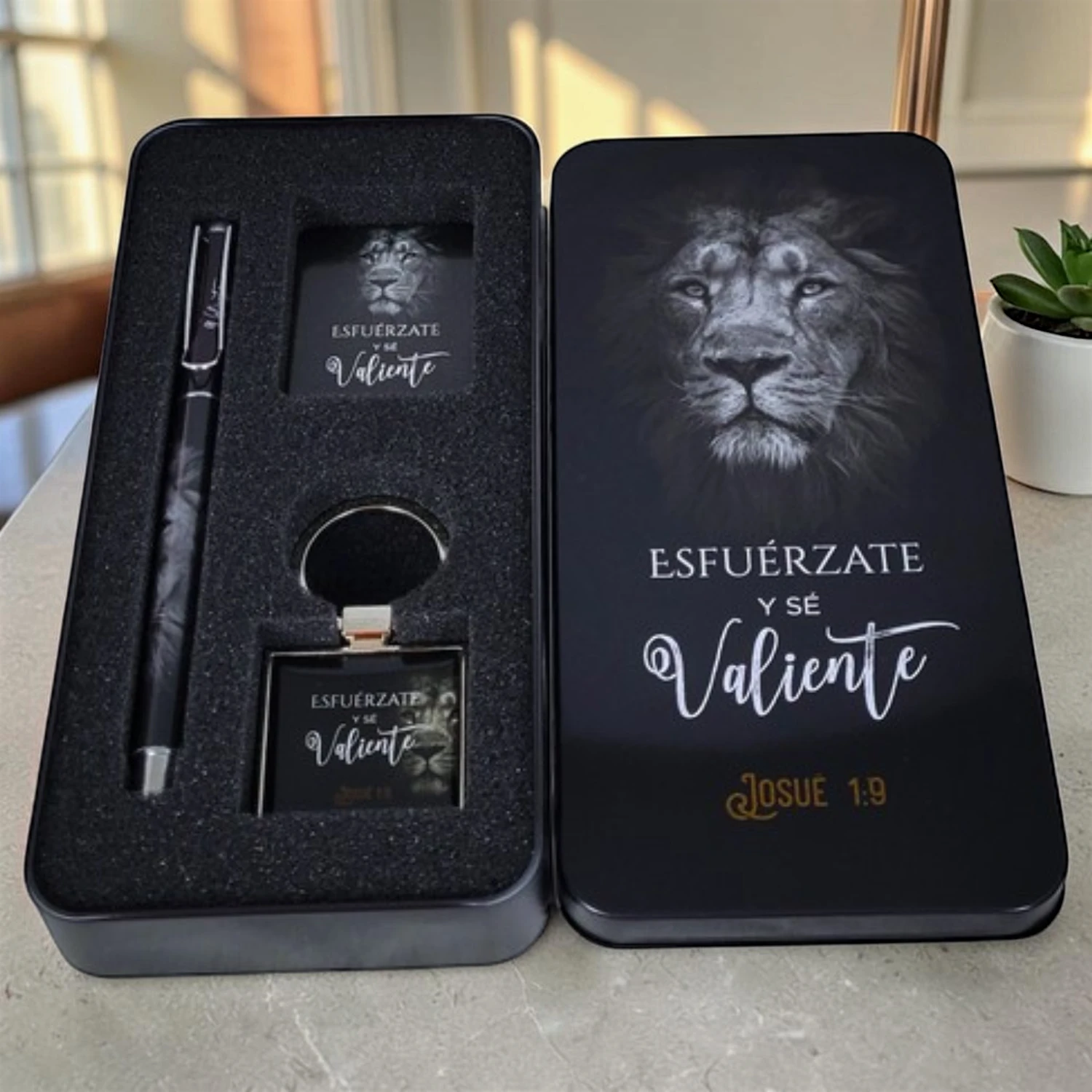 Caja Metálica con Diseño de León con Llavero, Bolígrafo, y Tarjeta: Esfuérzate y sé valiente - Josué 1:9