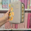 Biblia Personalizada Primaveral Beige Ceniza Floral - Letra Grande de 12 Puntos - Reina Valera 1960 - Tamaño Compacta con Cierre - Español