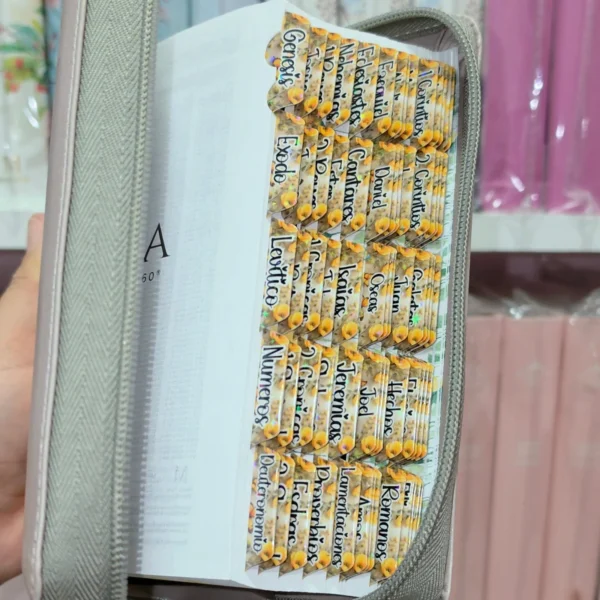 Biblia Personalizada Primaveral Beige Ceniza Floral - Letra Grande de 12 Puntos - Reina Valera 1960 - Tamaño Compacta con Cierre - Español