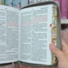 Biblia Personalizada Primaveral Beige Ceniza Floral - Letra Grande de 12 Puntos - Reina Valera 1960 - Tamaño Compacta con Cierre - Español