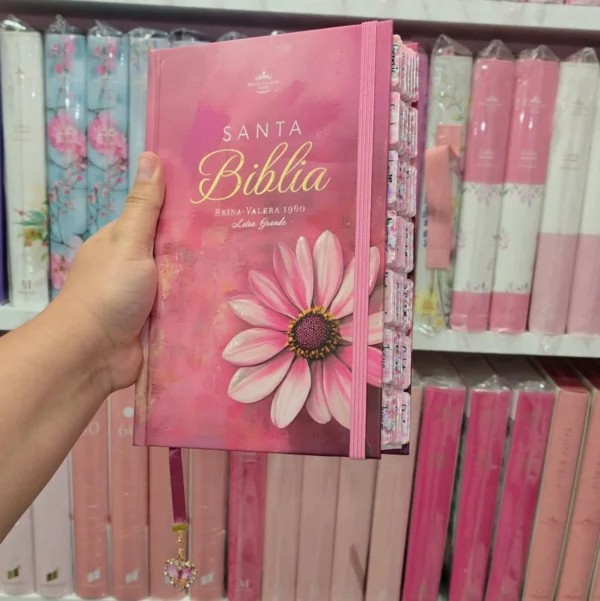 Biblia Personalizada Rosada con Flor - Letra Grande de 12 Puntos - Reina Valera 1960 - Tapa Dura - Tamaño Regular - Español