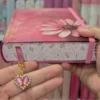 Biblia Personalizada Rosada con Flor - Letra Grande de 12 Puntos - Reina Valera 1960 - Tapa Dura - Tamaño Regular - Español