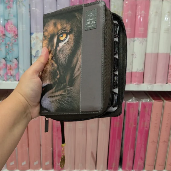 Biblia Personalizada Café con Cara de León - Letra Grande de 12 Puntos - Reina Valera 1960 - Tamaño Compacta con Cierre - Español