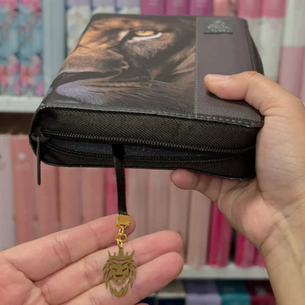 Biblia Personalizada Café con Cara de León - Letra Grande de 12 Puntos - Reina Valera 1960 - Tamaño Compacta con Cierre - Español