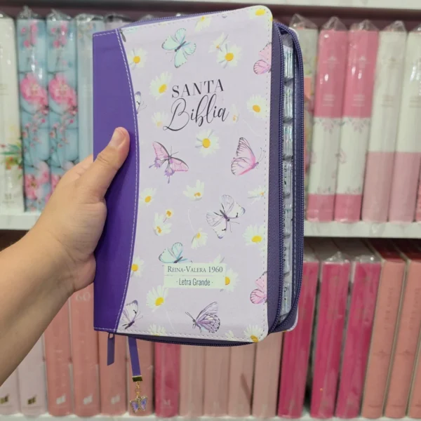 Biblia Personalizada Morada con Mariposas - Letra Grande de 12 Puntos - Reina Valera 1960 - Tamaño Regular con Cierre - Español