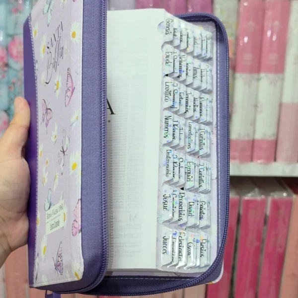 Biblia Personalizada Morada con Mariposas - Letra Grande de 12 Puntos - Reina Valera 1960 - Tamaño Regular con Cierre - Español