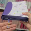 Biblia Personalizada Morada con Mariposas - Letra Grande de 12 Puntos - Reina Valera 1960 - Tamaño Regular con Cierre - Español