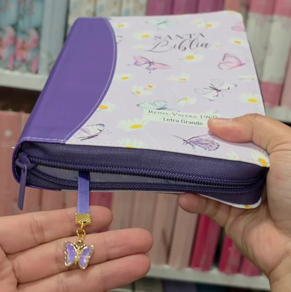 Biblia Personalizada Morada con Mariposas - Letra Grande de 12 Puntos - Reina Valera 1960 - Tamaño Regular con Cierre - Español
