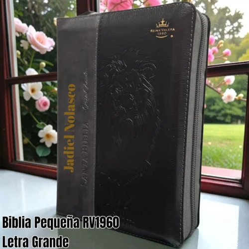 Biblia Personalizada Negra de León - Letra Grande de 12 Puntos - Reina Valera 1960 - Tamaño Compacta con Cierre - Español