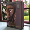 Biblia Personalizada Café con Cara de León - Letra Grande de 12 Puntos - Reina Valera 1960 - Tamaño Compacta con Cierre - Español
