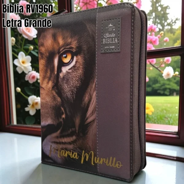 Biblia Personalizada Café con Cara de León - Letra Grande de 12 Puntos - Reina Valera 1960 - Tamaño Compacta con Cierre - Español