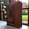 Biblia Personalizada Leon de Juda - Letra Grande de 11 Puntos - Reina Valera 1960 - Tamaño Compacta con Cierre - Español