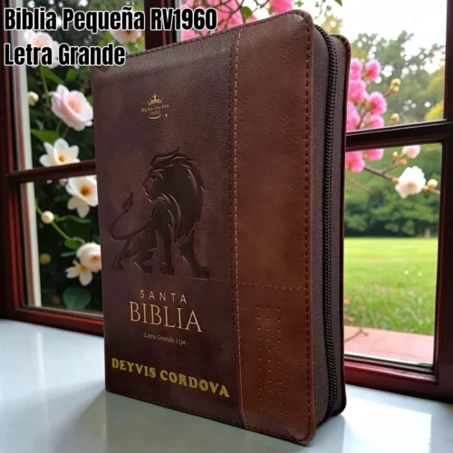 328935.jpg Biblia Personalizada Leon de Juda - Letra Grande de 11 Puntos - Reina Valera 1960 - Tamaño Compacta con Cierre - Español