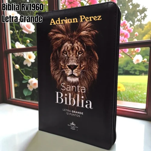 348989.jpg Biblia Personalizada de León - Letra Grande de 12 Puntos - Reina Valera 1960 - Tamaño Manual con Cierre - Español