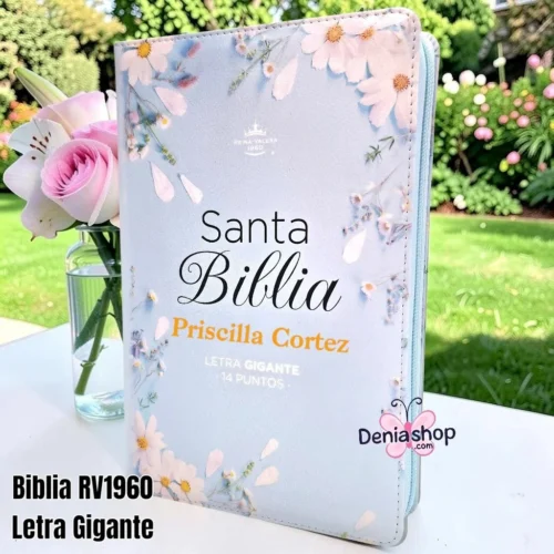 Biblia Personalizada Celeste con Margaritas - Letra Gigante de 14 Puntos - Reina Valera 1960 - Tamaño Regular con Cierre - Español