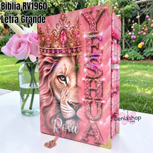 494751.jpg Biblia Personalizada Rosada con León - Letra Grande de 12 Puntos - Reina Valera 1960 - Tapa Dura - Tamaño Regular - Español