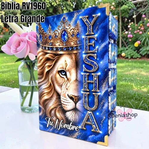 499762.jpg Biblia Personalizada Azul con León - Letra Grande de 12 Puntos - Reina Valera 1960 - Tapa Dura - Tamaño Regular - Español