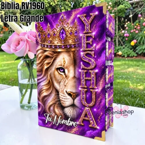 499765.jpg Biblia Personalizada Morada con León - Letra Grande de 12 Puntos - Reina Valera 1960 - Tapa Dura - Tamaño Regular - Español