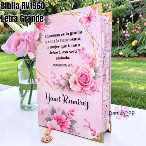 522075.jpg Biblia Personalizada Rosada Floral - Letra Grande de 12 Puntos - Reina Valera 1960 - Tapa Dura - Tamaño Regular - Español