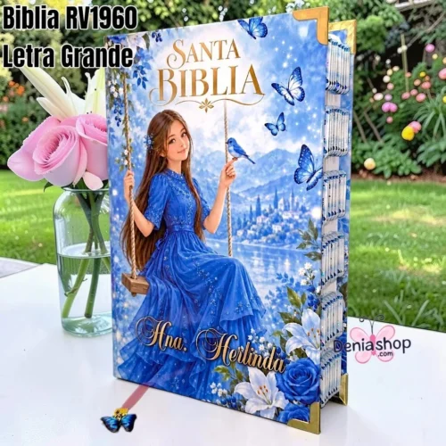 551332.jpg Biblia Personalizada Azul con Dama en el Columpio - Letra Grande de 12 Puntos - Reina Valera 1960 - Tapa Dura - Tamaño Regular - Español