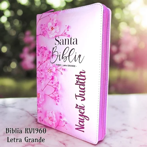 Deniashop-biblias-2.webp Biblia Personalizada Cerezo Rosada Floral - Letra Grande de 12 Puntos - Reina Valera 1960 - Tamaño Manual con Cierre - Español