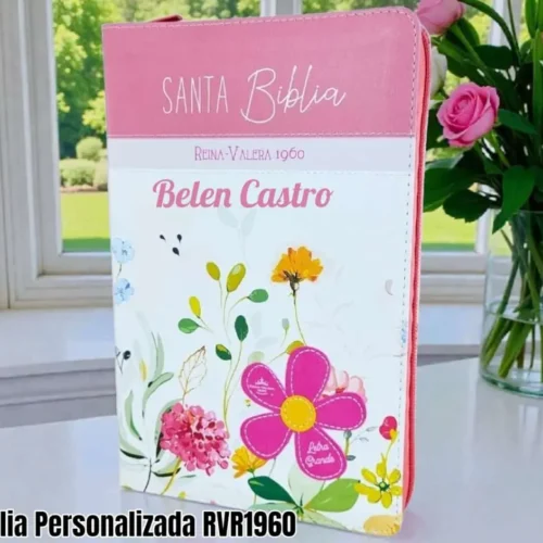 Deniashop.com-bible-2.webp Biblia Personalizada Flor Rosada - Letra Grande de 12 Puntos - Reina Valera 1960 - Tamaño Regular con Cierre - Español