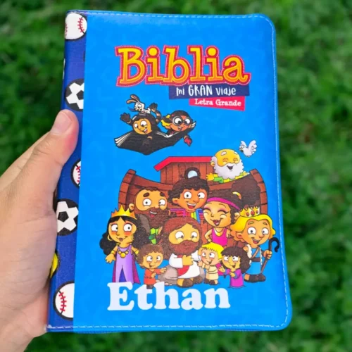 Deniashop.com-bibles-1.webp Biblia Personalizada Azul para Niños con Imágenes Ilustradas - Mi Gran Viaje - Letra Estandar de 10 Puntos - Reina Valera 1960 – Tamaño Compacta - Español