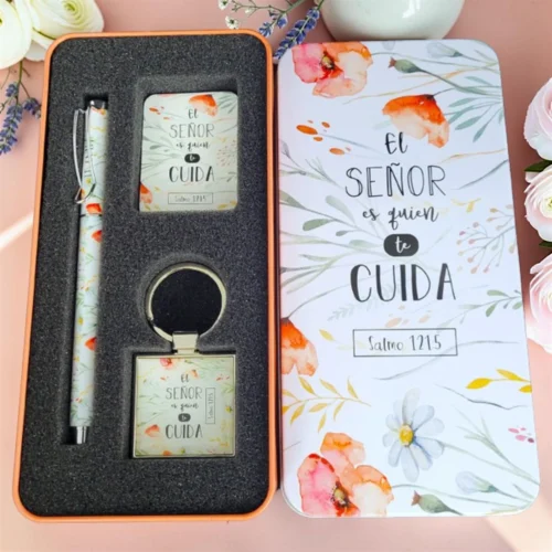 Deniashop.com-sets-de-llaveros-3.webp Caja Metálica de Llavero, Bolígrafo, y Tarjeta: El Señor es quien te cuida - Salmos 121:5