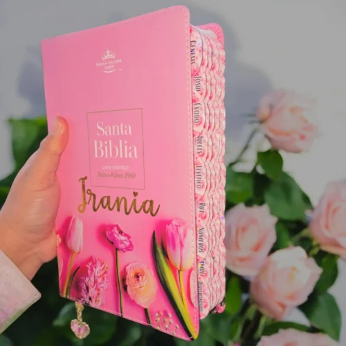deniashop-biblia33.webp Biblia Personalizada Rosada de Tulipanes - Letra Grande de 12 Puntos - Reina Valera 1960 - Tamaño Manual - Español