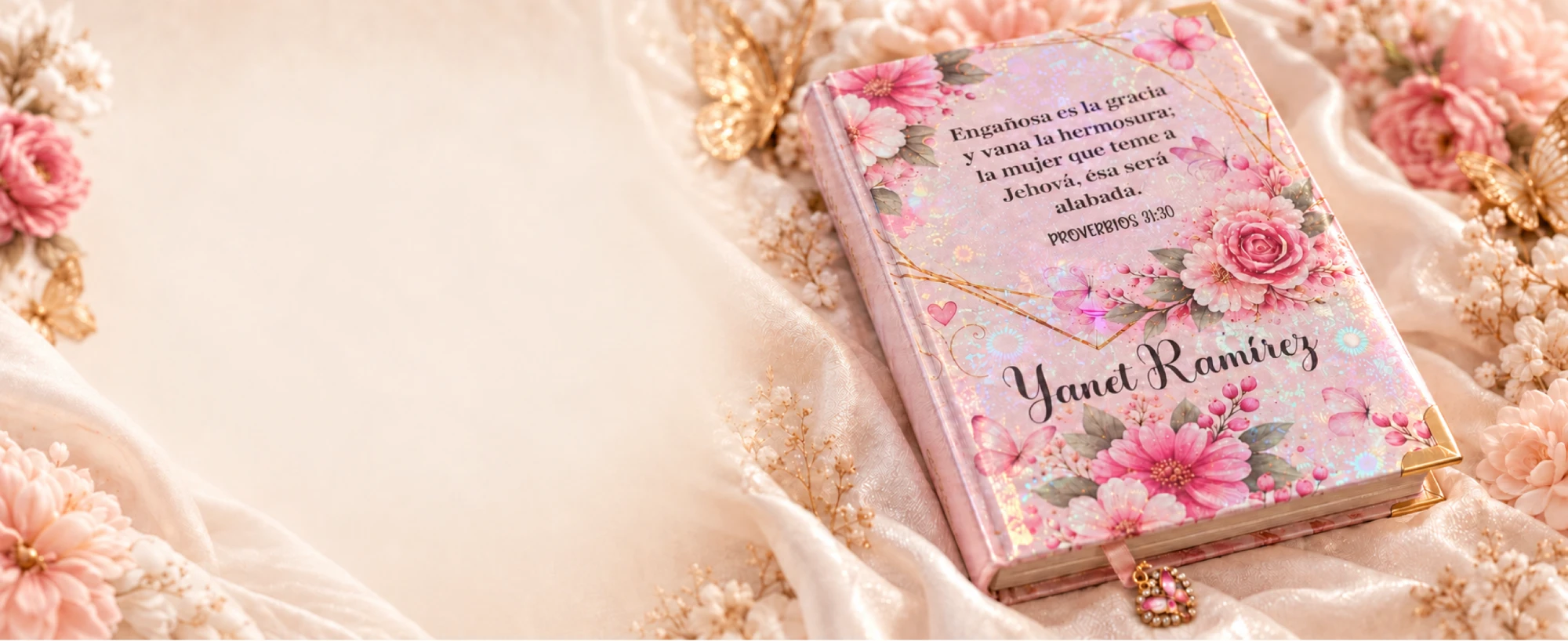 Biblia personalizada rosa con flores, el versículo de Proverbios 31:30 y el nombre Yanet Ramírez en letra caligráfica