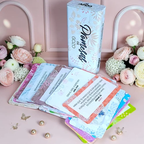 deniashop.com-cajita-de-promesas-1.webp Caja de Promesas de Gozo | 50 Tarjetas con Versículos Bíblicos en Caja Metálica