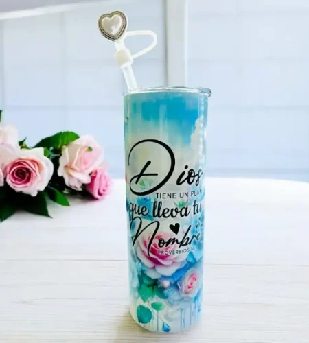 20oz Tumbler with the Text “Dios Tiene Un Plan Que Tiene Tu Nombre”